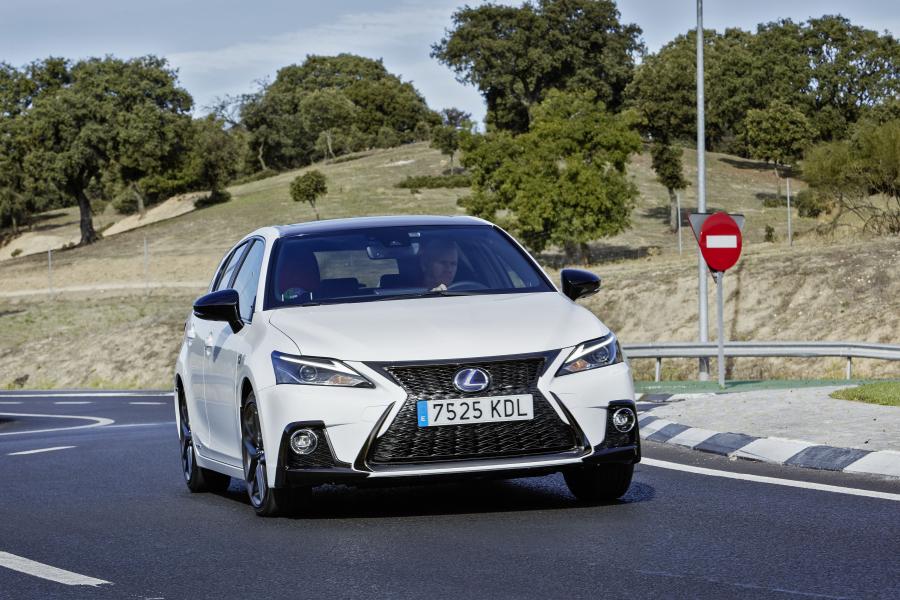  Lexus CT200h F-Sport 2017 года  (WW) (фото 22 из 25)
